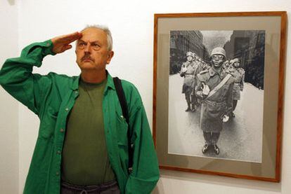 Jorge Rueda junto a una de sus obras, en 2008.