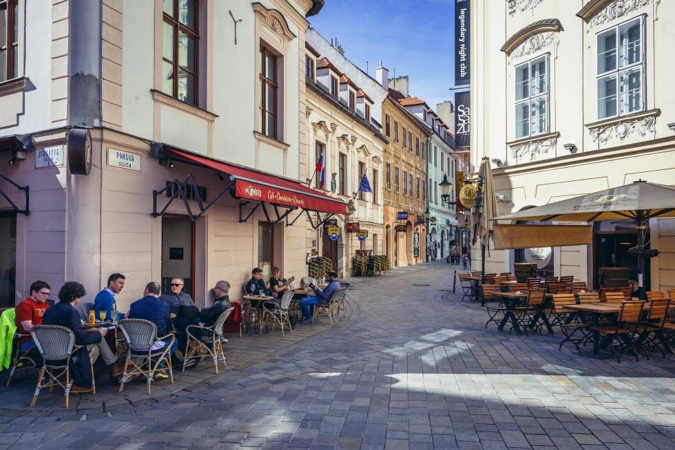 Terrazas de los cafés de la calle Panska, en el casco histórico de Bratislava, la capital de Eslovaquia.