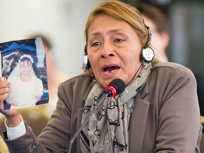 Petita Albarracín, madre de Paola Guzmán, víctima de violencia sexual en una escuela de Ecuador.