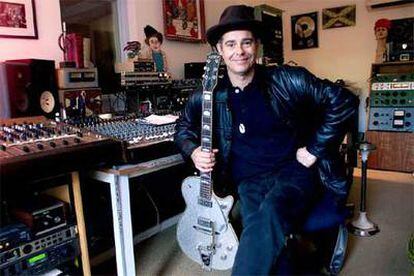 Paul Hester posa en su estudio de grabación en el año 2003.