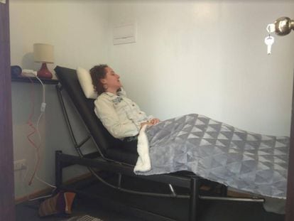 Una alumna durante una siesta en el proyecto piloto de la Universidad Católica de Chile.