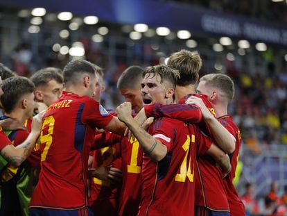 Rodri aprieta el puño durante la celebración de uno de los goles de España a Rumania.