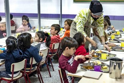 Un grupo de niños durante la hora de la comida en un colegio de Valencia.
