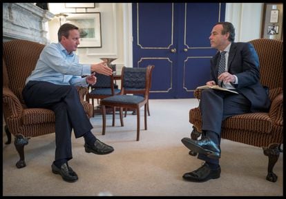Lionel Barber (derecha), director del 'Financial Times', con David Cameron.