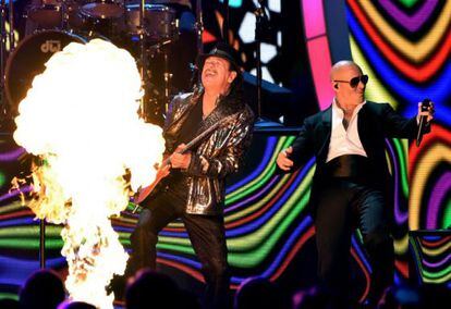Carlos Santana y Pitbull, en los Grammy Latinos de 2014.