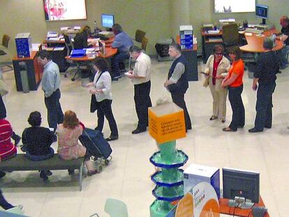 Clientes en una oficina bancaria.