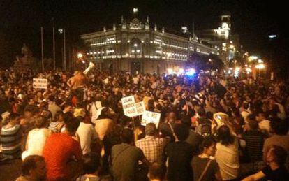 Sentada anoche en la plaza de Cibeles.