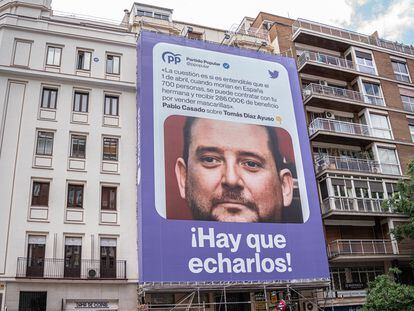 Una lona colgada en el distrito de Salamanca, en Madrid, este viernes, en la que se muestra a Tomás Díaz Ayuso, hermano de la presidenta de la Comunidad.