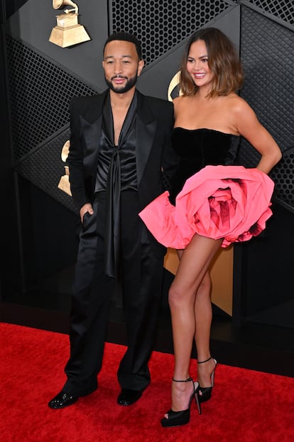 En cantante y compositos John Legend junto a su mujer, la modelo Chrissy Teigen, que vistió un vestido corto de Sophie. 