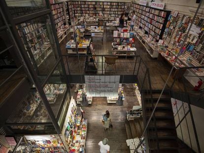 Interior de la librería La Central del Raval, en Barcelona. 