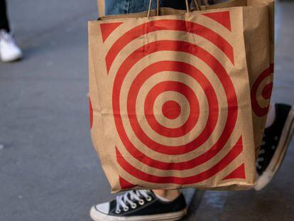 Comprador con bolsa de Target en Manhattan.