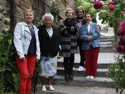 En foto: cinco de las mujeres que integran la lista Abuelas por Patones posan en las calles del pueblo. En vídeo: declaraciones de Charito, candidata de 'Abuelas por Patones'.