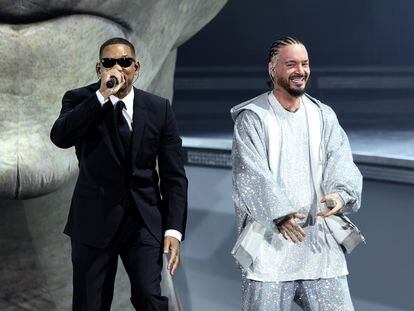 Will Smith (izquierda) y J Balvin, durante su actuación en Coachella, este domingo.