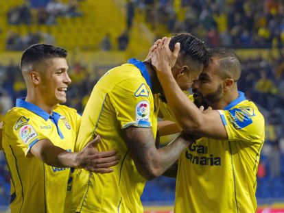 Los jugadores de Las Palmas celebran el gol.