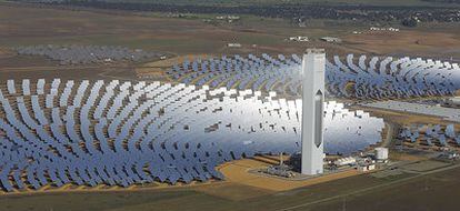 La UE pretende que el 20% de la energía consumida en 2020 proceda de renovables. En la imagen, la planta Solúcar, del grupo Abengoa, de energía termosolar en Sevilla.