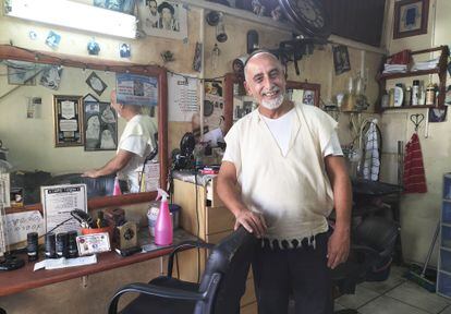 Sasson Mizrahi, en su peluquería del barrio Hatikva de Tel Aviv. / A. P.
