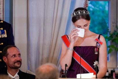 El príncipe Haakon escucha atento el discurso de su hija, la princesa Ingrid, durante la cena de gala celebrada en su honor este viernes en el palacio real de Oslo. .