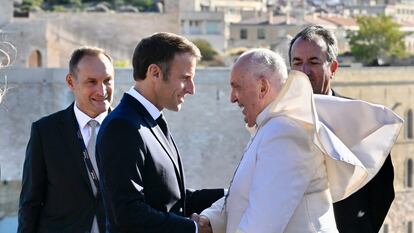 El papa Francisco saludaba al presidente de Francia, Emmanuel Macron, este sábado en Marsella.