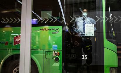 Un conductor de autobús con mascarilla, en la estación de Príncipe Pío de Madrid.