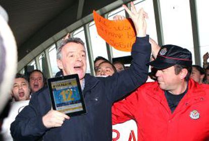 El presidente de Ryanair, Michael O&#039;Leary, es increpado por trabajadores de Spanair en el aeropuerto de Loiu.