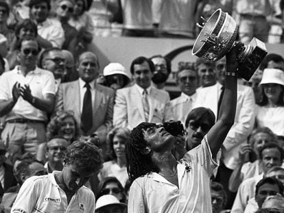 Yannick Noah eleva el trofeo de campeón en la Philippe Chatrier, el 5 de junio de 1983; a su izquierda, Mats Wilander.