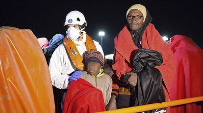 Un grupo de inmigrantes llega a Motril el pasado 26 tras el rescate de un grupo de 55 indocumentados.