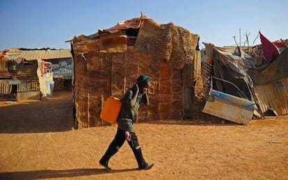 Un niño transporta un bidón de agua en un campo de desplazados internos de la región de Puntlandia, al noreste de Somalia.