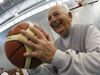 Pete Carril, tras dar un clínic de baloncesto en 2006.
