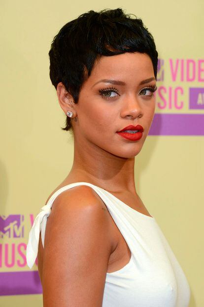 De todos los cortes y tintes de pelo con los que se ha atrevido Rihanna en los últimos tres años, éste es sin duda, el más discreto de todos.
