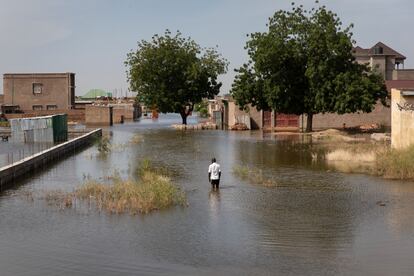 Un vecino de Yamena camina por una calle inundada.