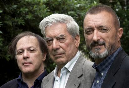 Desde la izquierda, Javier Marías, Mario Vargas Llosa y Arturo Pérez-Reverte, posan en una calle de Santillana del Mar en 2008.