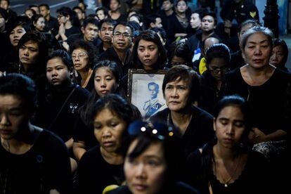Oraciones por el fallecido rey tailandés Bhumibol Adulyadej durante la procesión que traslada las reliquias y sus cenizas desde el Gran Palacio a un templo local en Bangkok, el 29 de octubre de 2017.