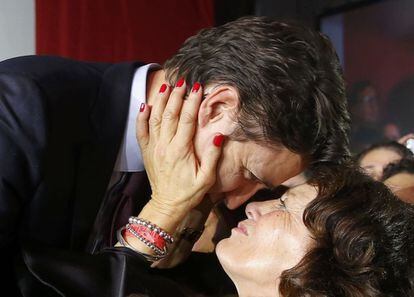 Margaret Trudeau, ahora Margaret Sinclair, abraza a su hijo tras su victoria por mayoría absoluta en las elecciones canadienses de 2015 en las que su hijo devolvió el poder a los liberales. Según las últimas encuestas, Justin Trudeau mantiene ahora un índice de popularidad del 55% .