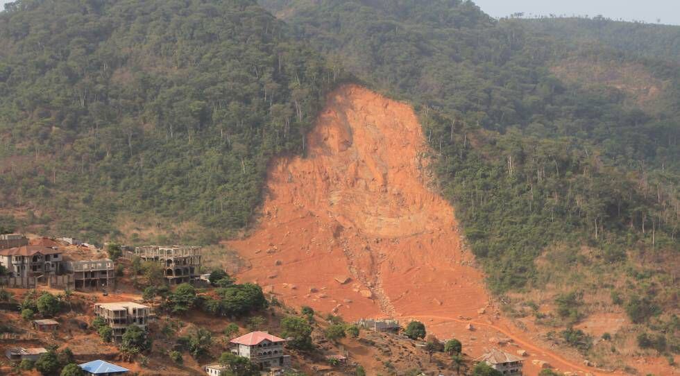 Huella dejada por el alud como resultado de la deforestación en Regent, Freetown.