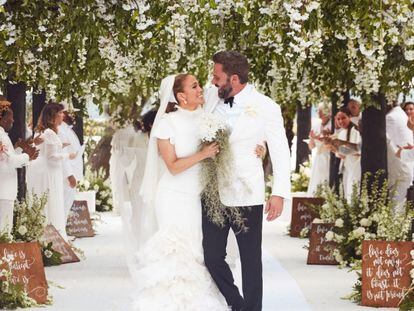 Jennifer López y Ben Affleck caminan hacia el altar en el día de su boda.