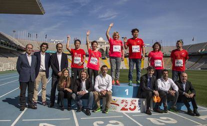 Los medallistas del marat&oacute;n de los Juegos del 92, en un podio conmemorativo en el Estadio Ol&iacute;mpico, con los organizadores del Marat&oacute;n Barcelona.