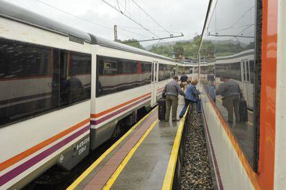 Viajeros subi&eacute;ndose al tren en Ourense 