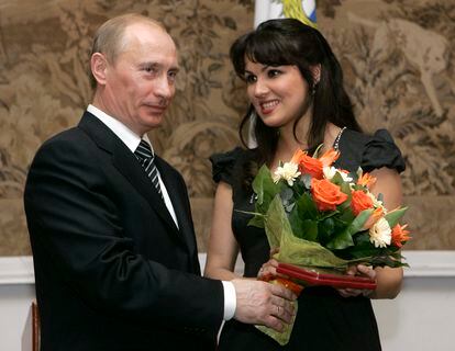 El  presidente Vladímir Putin con la cantante de ópera rusa Anna Netrebko, en febrero de 2008.