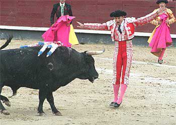 Rafael Perea, <i>El Boni,</i> saliendo de un par de banderillas en el cuarto toro.