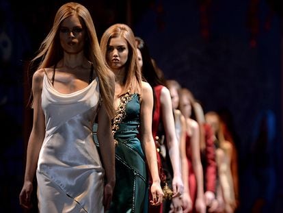 Versace nos adentra en un mundo de seda y tonos brillantes