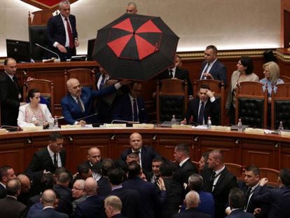 Protestas durante una sesión parlamentaria en Tirana (Albania) el pasado 12 de abril.