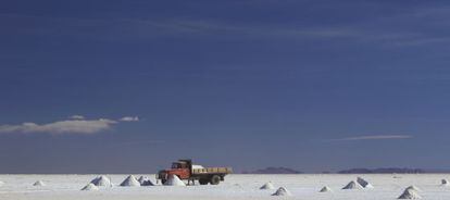 Un cami&oacute;n recoge mineral en el Salar de Uyuni, en Bolivia.