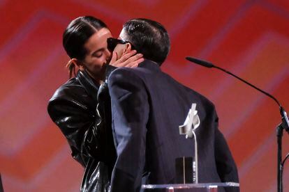 Rosalía besa a Rauw Alejandro tras entregarle un premio.