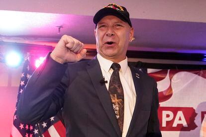 Doug Mastriano celebra su victoria en las primarias a gobernador de Pensilvania.