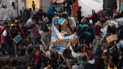 Decenas de gazatíes saquean un camión cargado de ayuda humanitaria a su entrada en la Franja por el paso de Rafah, el 17 de diciembre.