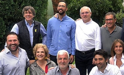 Foto de grup de la paella que va celebrar Puigdemont aquest cap de setmana.