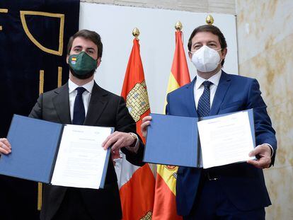 Juan García-Gallardo (Vox) y Alfonso Fernández Mañueco (PP) muestran el acuerdo para formar Gobierno de coalición Castilla y León.