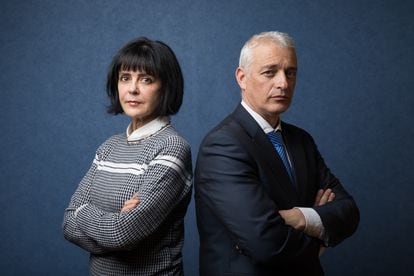 María Jesús Cantos, responsable de VioGén, y Juan José López Ossorio, investigador del Área de Violencia de Género del Ministerio del Interior, en su oficina de Madrid.