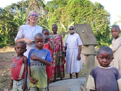 Victoria Braquehais, en su misión, con los niños a los que enseña en Camerún