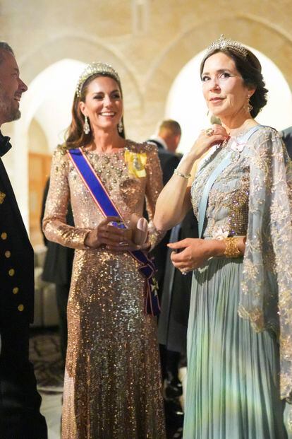 Kate Middleton conversa con Mary de Dinamarca, esposa del príncipe Federico, que también luce una tiara. Se trata de una joya elaborada en oro y plata de 14 quilates con rubíes, diamantes y espinelas, que Mary adquirió en 2012 en una subasta.